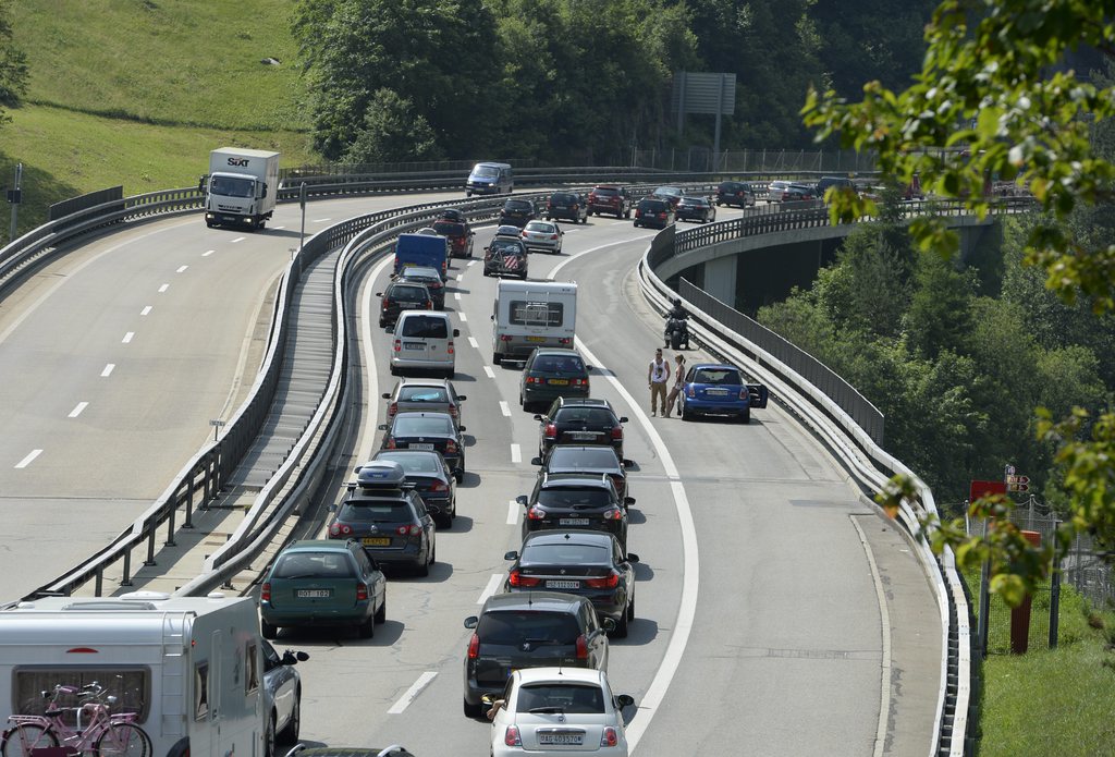 Bis zu 10 Kilometer staut sich der Ferienreiseverkehr auf der Gotthardautobahn A2 bei Wassen am Samstag, 13. Juli 2013. (KEYSTONE/Sigi Tischler)