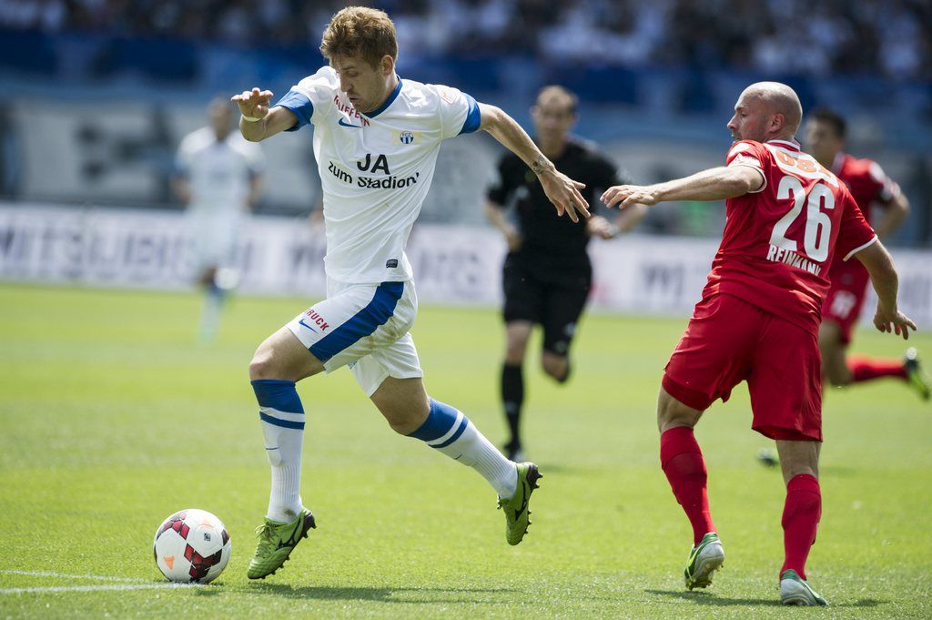 Pedro Henrique Konzen, links, von Zuerich spielt um den Ball mit Thomas Reinmann im Spiel der Fussball Super League Saison 2013/14 zwischen FC Zuerich und dem FC Thun, am Sonntag 14. Juli 2013 im Letzigrund in Zuerich. (KEYSTONE/Ennio Leanza)