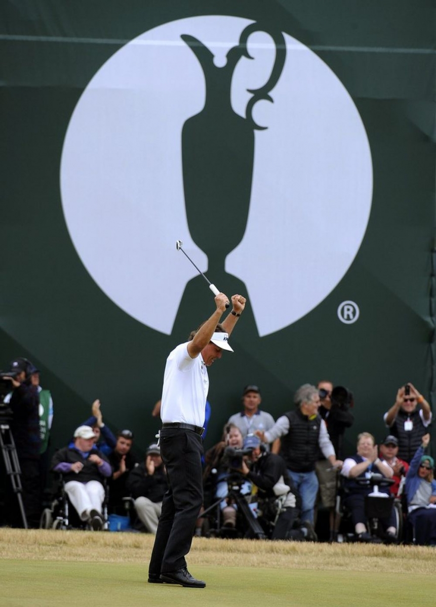 Le golfeur américain Phil Mickelson remporte son cinquième tournoi de Grand Chelem. 