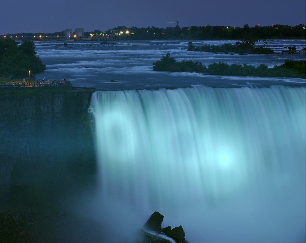 epa03797906 The Horseshoe Falls in Niagara Falls, Canada, are illuminated blue to celebrate the birth of a baby boy to Britain's Prince William and wife Catherine, the Duke and Duchess of Cambridge, 22 July 2013. The Falls were first illuminated in 1860 to celebrate a royal visit by Albert Edward, the Prince of Wales, who later became King Edward VII.  EPA/WARREN TODA