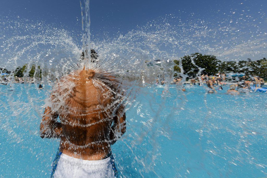 A man cools off during hot weather at the public swimming pool Bellerive of the Geneva Lake, in  Lausanne, Switzerland, Saturday,  July 27, 2013. The weather forecast predicts very hot weather for the following days in Switzerland. (KEYSTONE/Laurent Gillieron)