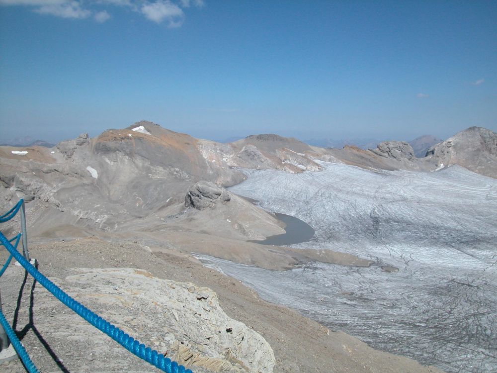 Le phénomène des lacs formés par les eaux de la fonte des neiges à la Plaine Morte est observé depuis plusieurs années.