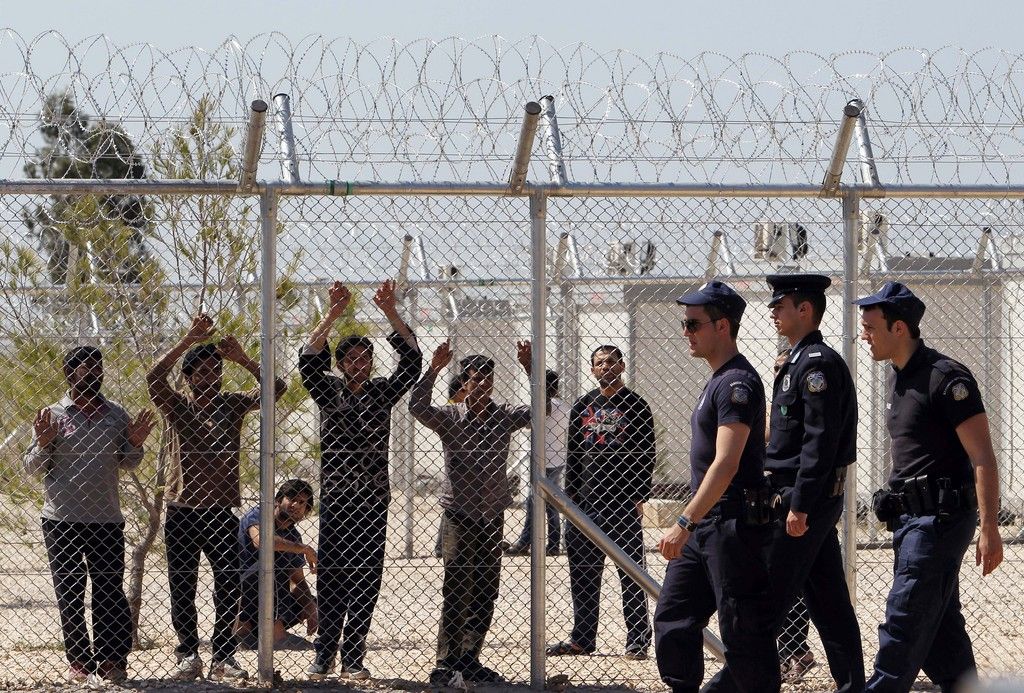 Des immigrés clandestins enfermés dans le centre de d'Amygdaleza. 