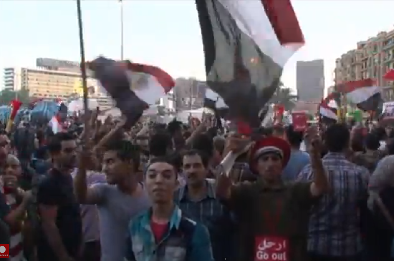Au moins seize personnes ont été tuées en marge des manifestations, dont huit dans des affrontements entre pro et anti-Morsi au Caire.