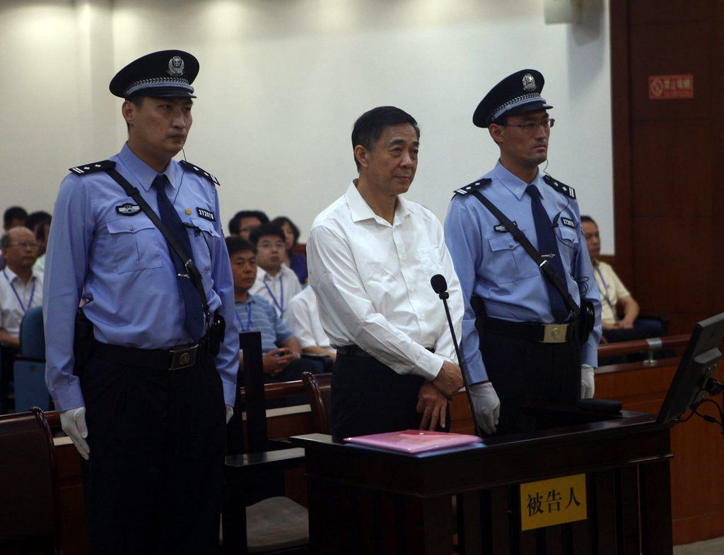Bo Xilai est encadré par deux policiers dans le tribunal de Jinan. Son procès ne devrait pas durer longtemps. 