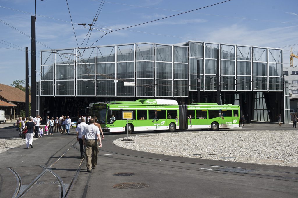 La femme assassinée mercredi vers 02h00 à un arrêt de bus dans un quartier du nord de Berne a succombé à des blessures provoquées par un objet tranchant.