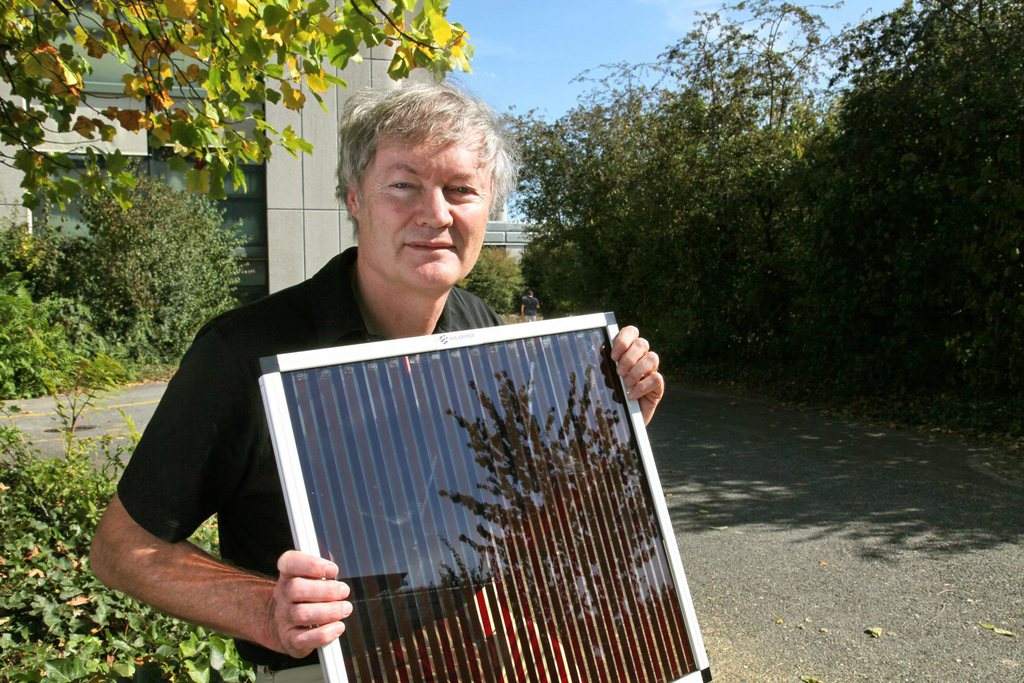 Les cellules solaires Grätzel - du nom de leur concepteur Michael Grätzel, de l'EPFL - ont atteint en laboratoire un rendement de 15%, désormais identique à celui des cellules au silicium. Ces travaux sont publiés dans la revue "Nature".