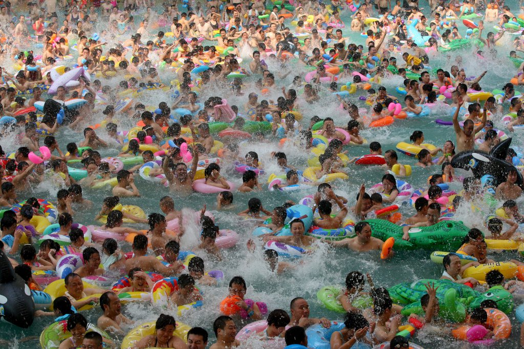 A la recherche d'un peu de fraîcheur, les Chinois se rendent en masse à la piscine. 