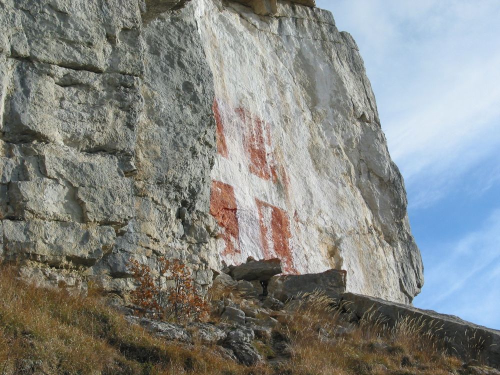 Une énorme tâche rouge recouvre depuis quelques semaines le drapeau de Savoie peint sur le Salève.