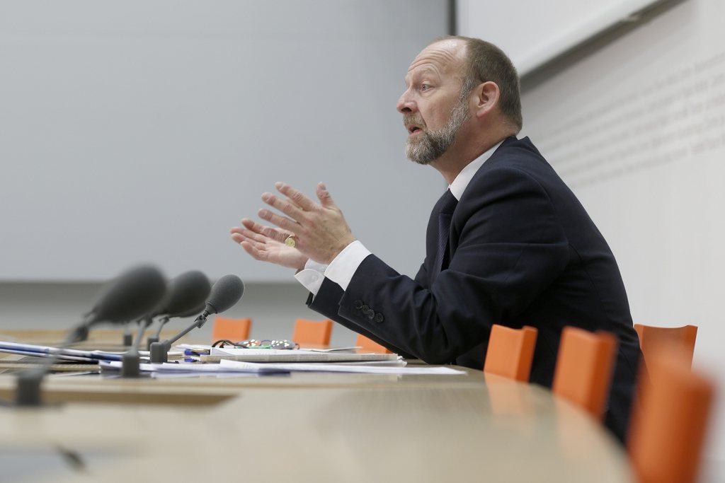 Les prochaines libéralisations des horaires des commerces seront conduites par les organes en place, comme la commission fédérale du travail. Le Conseil fédéral ne juge pas nécessaire de réunir une large table ronde, comme le demande Dominique de Buman (photo, PDC/FR). 