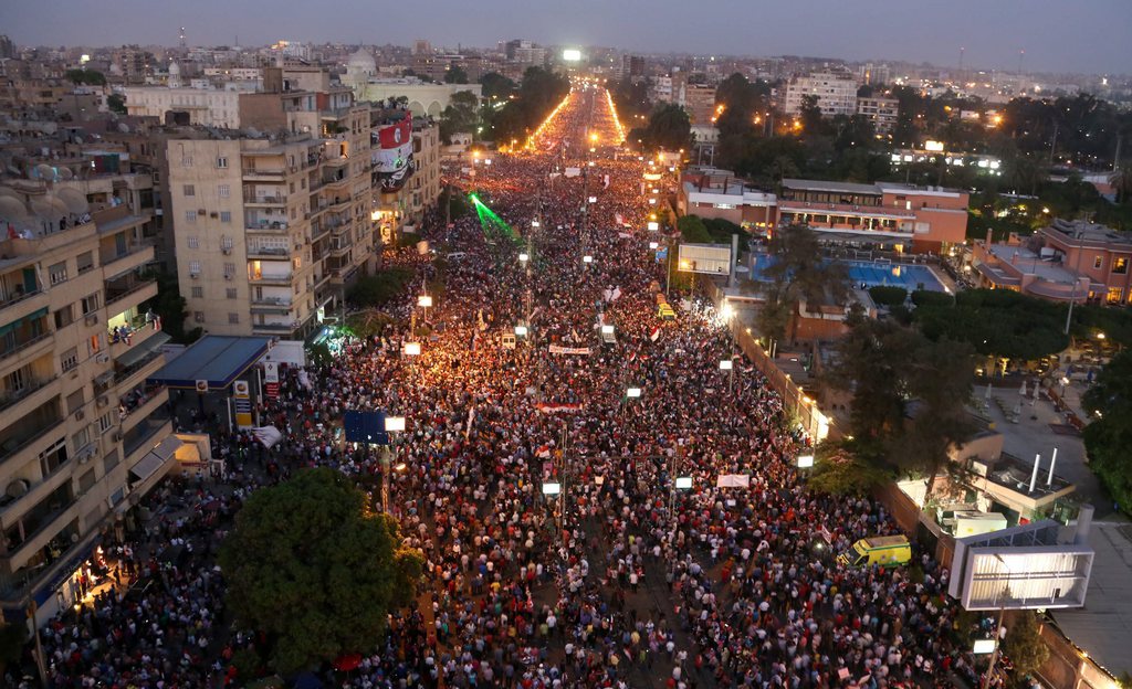 Quatre ministres égyptiens ont présenté lundi leur démission, a dit un haut responsable gouvernemental. Cette mesure est intervenue au lendemain de manifestations massives contre le président islamiste Mohamed Morsi.