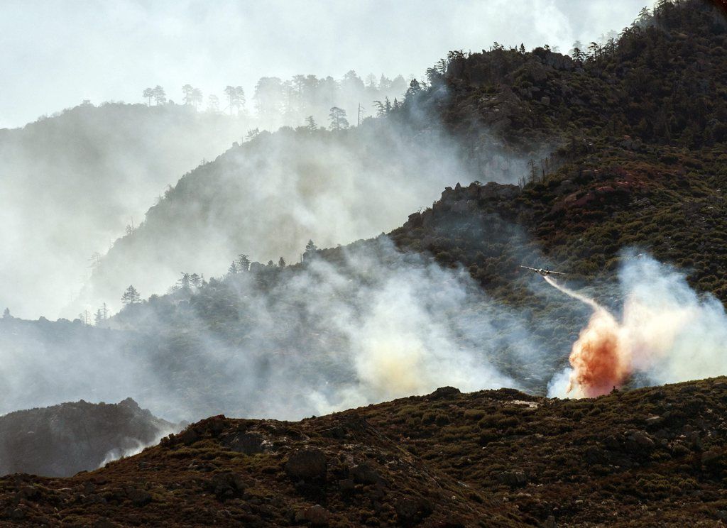 Un canadair largue son eau sur l'incendie en Californie. 