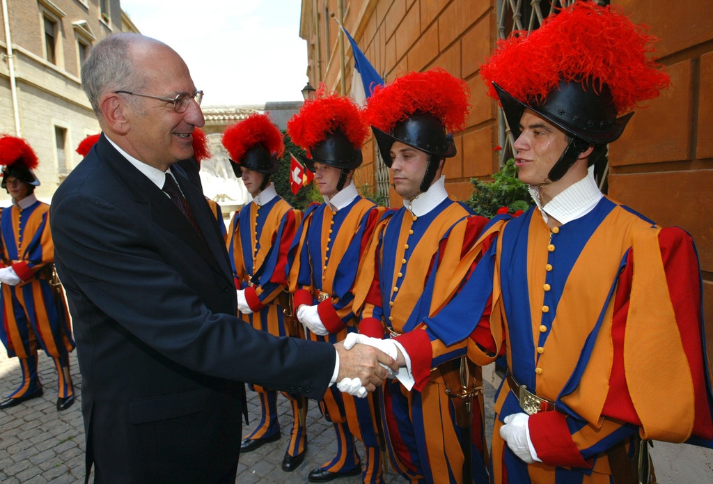 Les anciens gardes suisses pontificaux (ici lors de la visite du Conseiller fédéral Pascal Couchepin en 2001) sont réunis jusqu'à dimanche à Lausanne. Outre une partie formelle, le rendez-vous vise à favoriser l'image de l'institution en Suisse et à susciter l'intérêt de jeunes. 