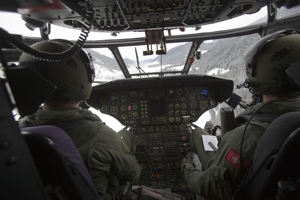 Des exercices de recherche et de sauvetage menés par l'armée avec ses hélicoptères Super Puma TH06 munis d'un puissant projecteur se feront dans divers endroits de Suisse durant l'été.