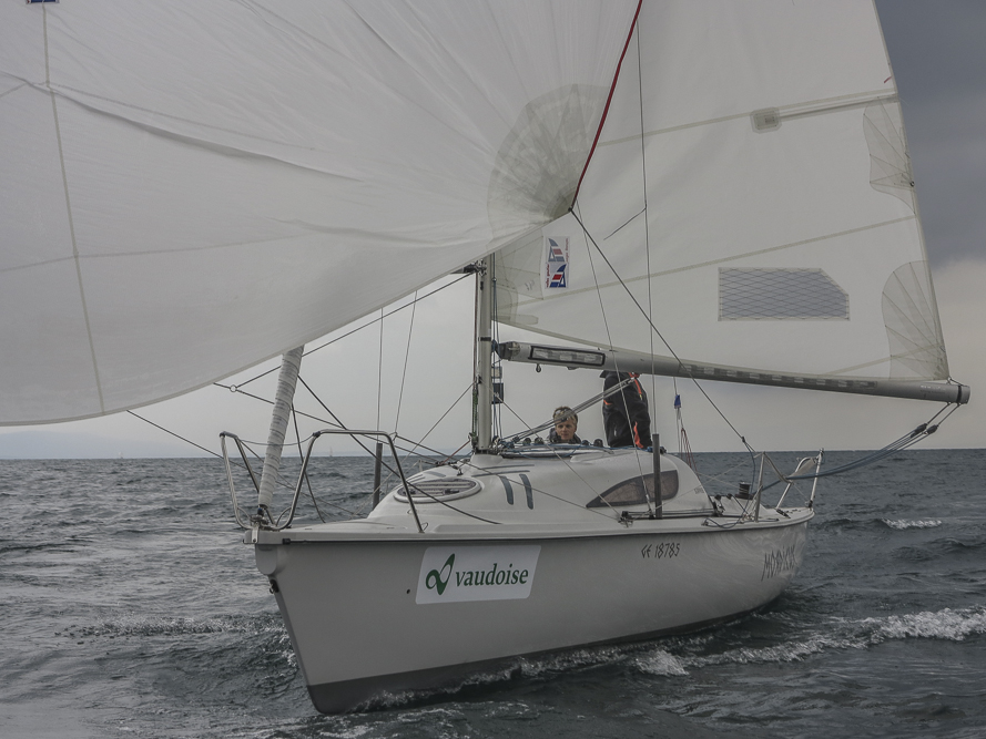 Les participants aux 5 Jours du Léman naviguent sous la pluie.