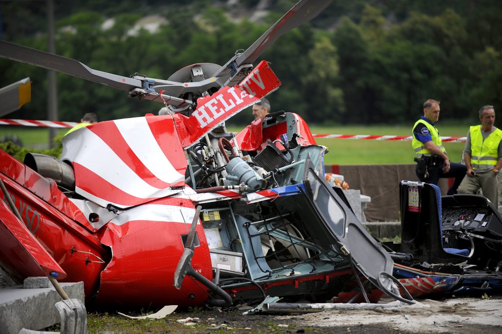 Les circonstances de la chute d'un hélicoptère de la société tessinoise Heli-TV qui a fait quatre morts samedi matin dans le nord du Tessin sont étudiées par le Service d'enquête suisse sur les accidents (SESA), basé à Payerne (VD).