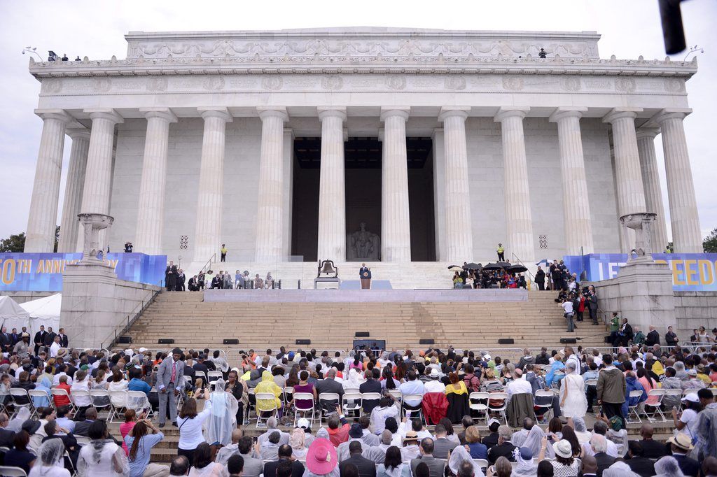 Barack Obama devant la foule venue fêter le 50e anniversaire du discours de Martin Luther King à Washington. 