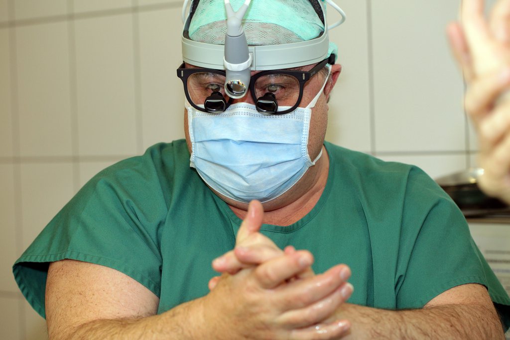 Une équipe dirigée par Martin Meuli, chirurgien-chef de l'hôpital pédiatrique de Zurich a opéré une fillette de trois ans d'une tumeur à l'estomac pesant plus de 1 kilo.