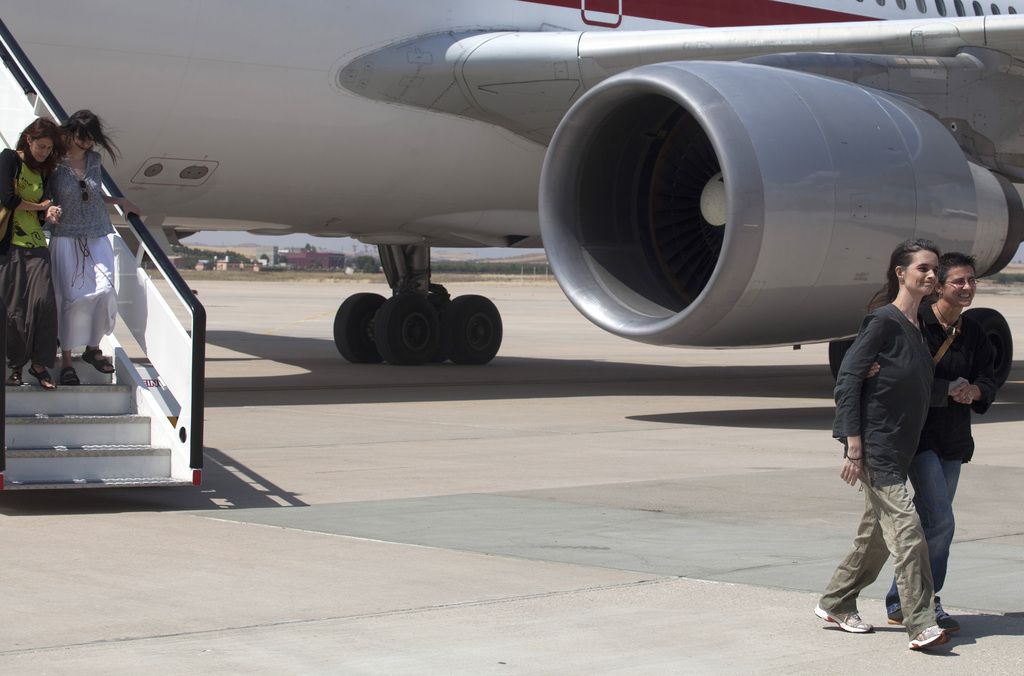 Deux collaboratrices de MSF lors de leur descente d'avion en juillet 2013. Elles avaient été kidnappées au Kenya par des rebelles somaliens. 