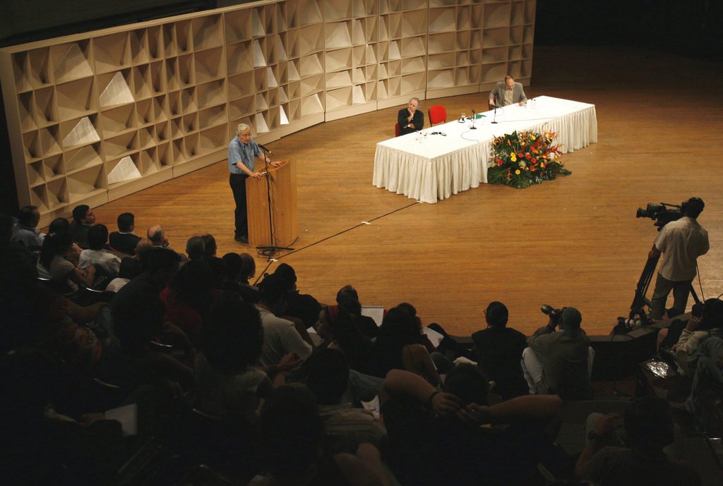 L'Université de Genève (UNIGE) accueillera le 19e Congrès international des linguistes du 21 au 27 juillet. Le professeur Noam Chomsky (ici au Venezuela) considéré comme l'"Einstein de la linguistique" donnera une conférence publique le 25 juillet.