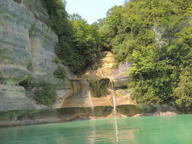 Le lac de Vouglans, une petite merveille pas très loin du Léman. 