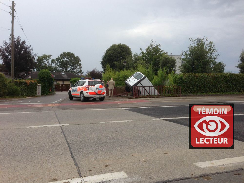 Une fourgonnette a fini sa course jeudi en fin d'après-midi dans le passage piéton sous-voie à Céligny. 