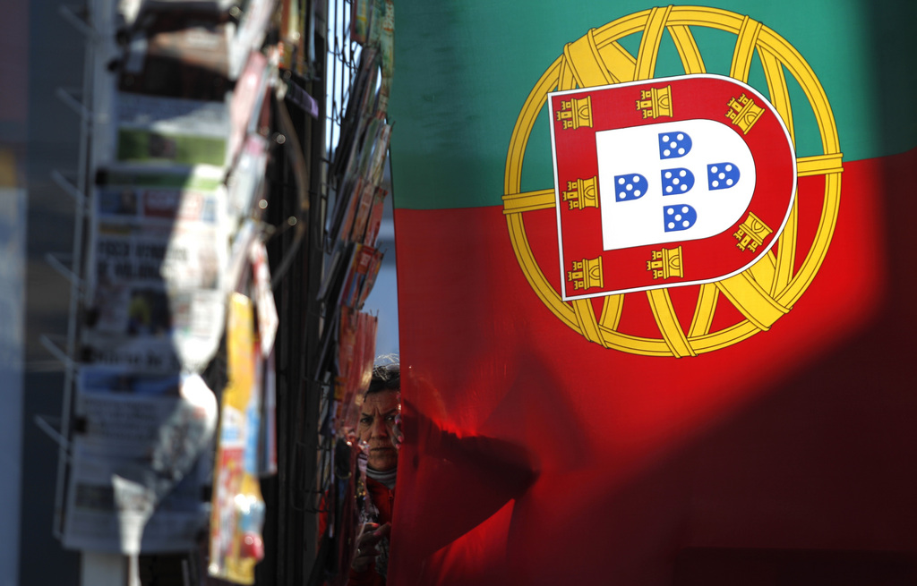 Le Portugal a emprunté mercredi 1,5 milliard d'euros (1,85 milliard de francs) à court terme à des taux d'intérêt en nette hausse pour l'échéance plus longue, en raison de l'incertitude politique que connaît ce pays sous assistance financière internationale.