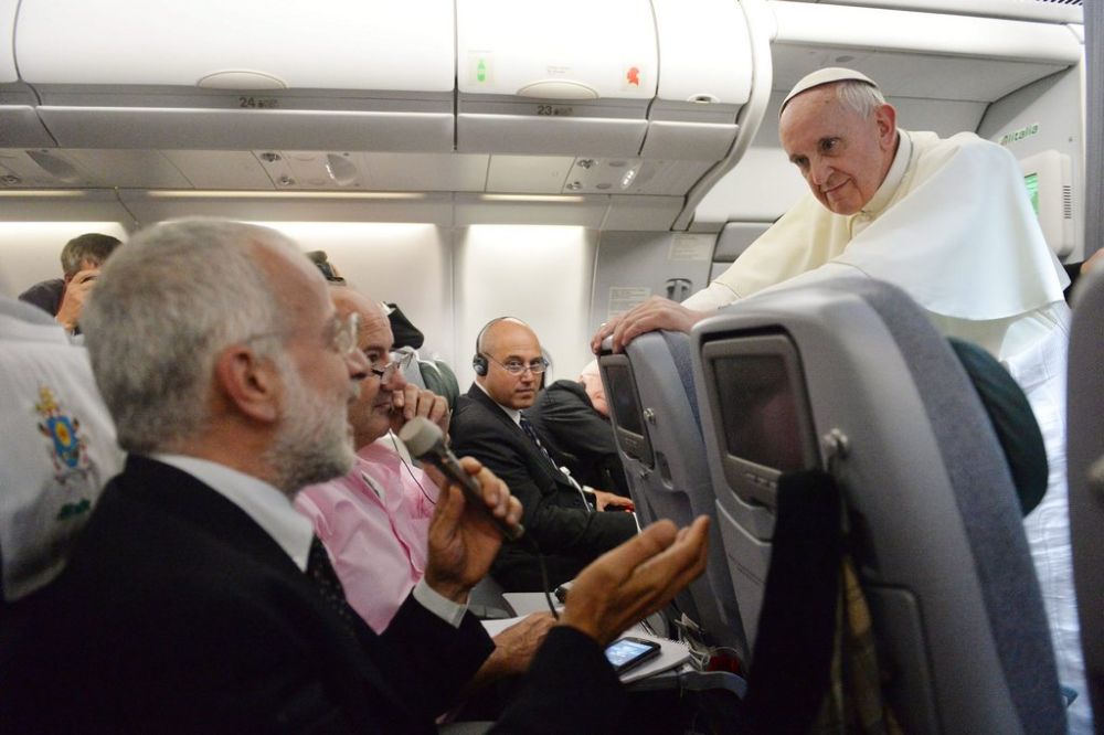 Le pape François donne une conférence de presse dans l'avion du retour, entre Rio et Rome.