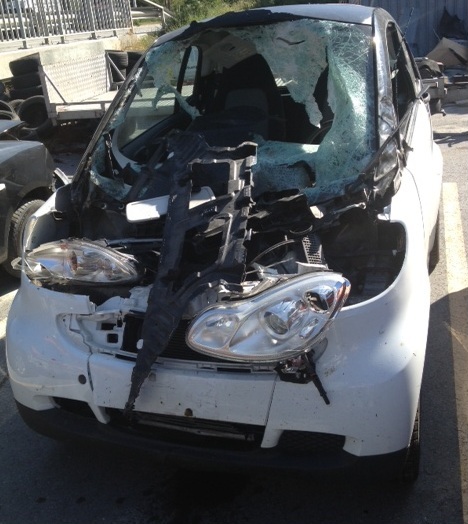La voiture a été démolie sous la violence du choc. 