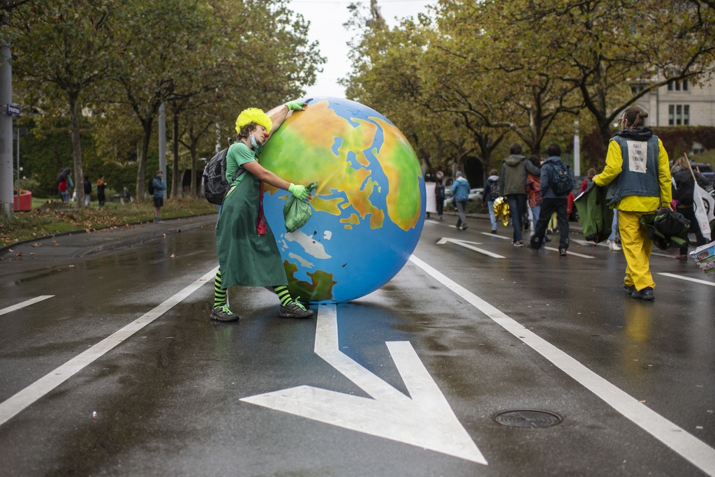 Partout dans le monde, notamment en Suisse, des manifestations en faveur de l'environnement sont organisées.