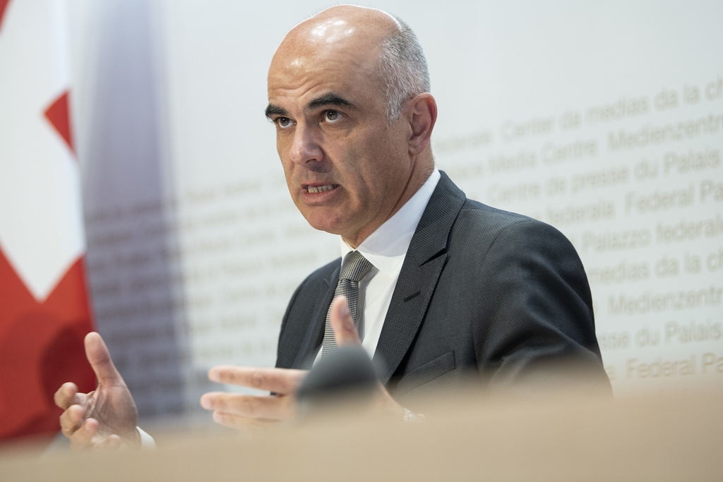 Bundesrat Alain Berset aeussert sich an einer Medienkonferenz zur Pflegeinitiative, am Dienstag, 12. Oktober 2021, in Bern. (KEYSTONE/Peter Schneider)