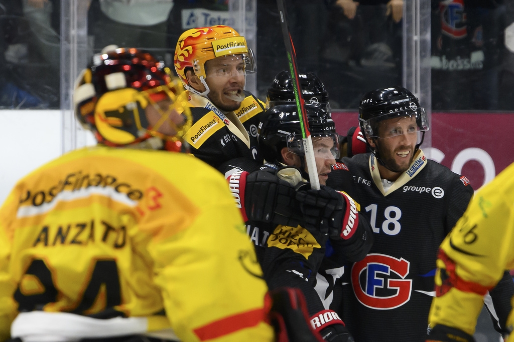 Le joueur de Gottéron Julien Sprunger, à droite, célèbre le 3-2 avec ses coéquipiers.