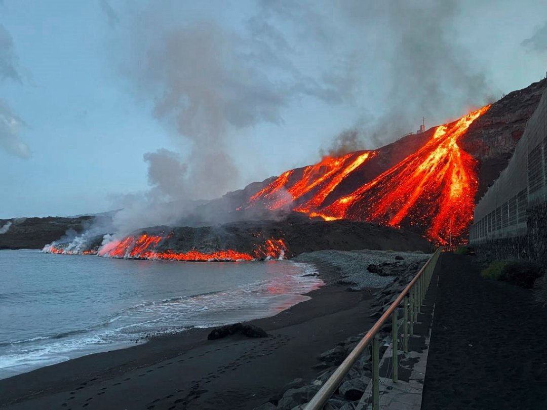 C'est la troisième fois qu'une coulée de lave atteint la mer depuis le début de l'éruption du Cumbre Vieja, le 19 septembre.