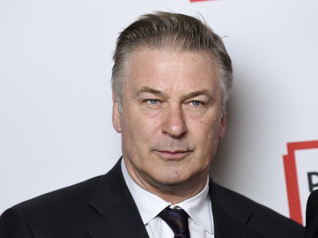 Alec Baldwin maintient n'avoir jamais pressé la détente du revolver avec lequel il travaillait une scène. (archives)