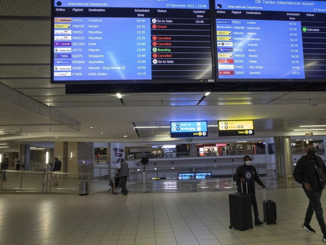 Un tableau d'information indique les vols annulés à l'aéroport international OR Thambo, en Afrique du Sud.