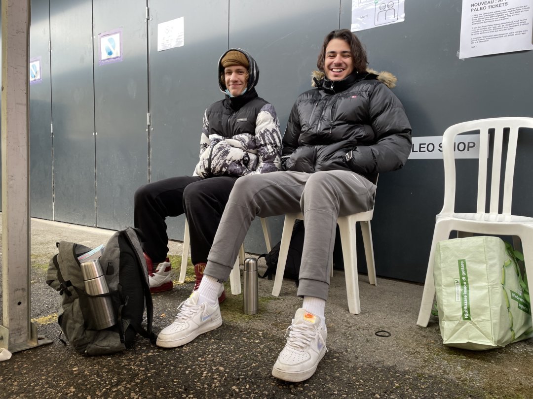 Cyril (à g.) et Ali ont été les premiers à prendre place devant les guichets pour avoir leurs billets Paléo.