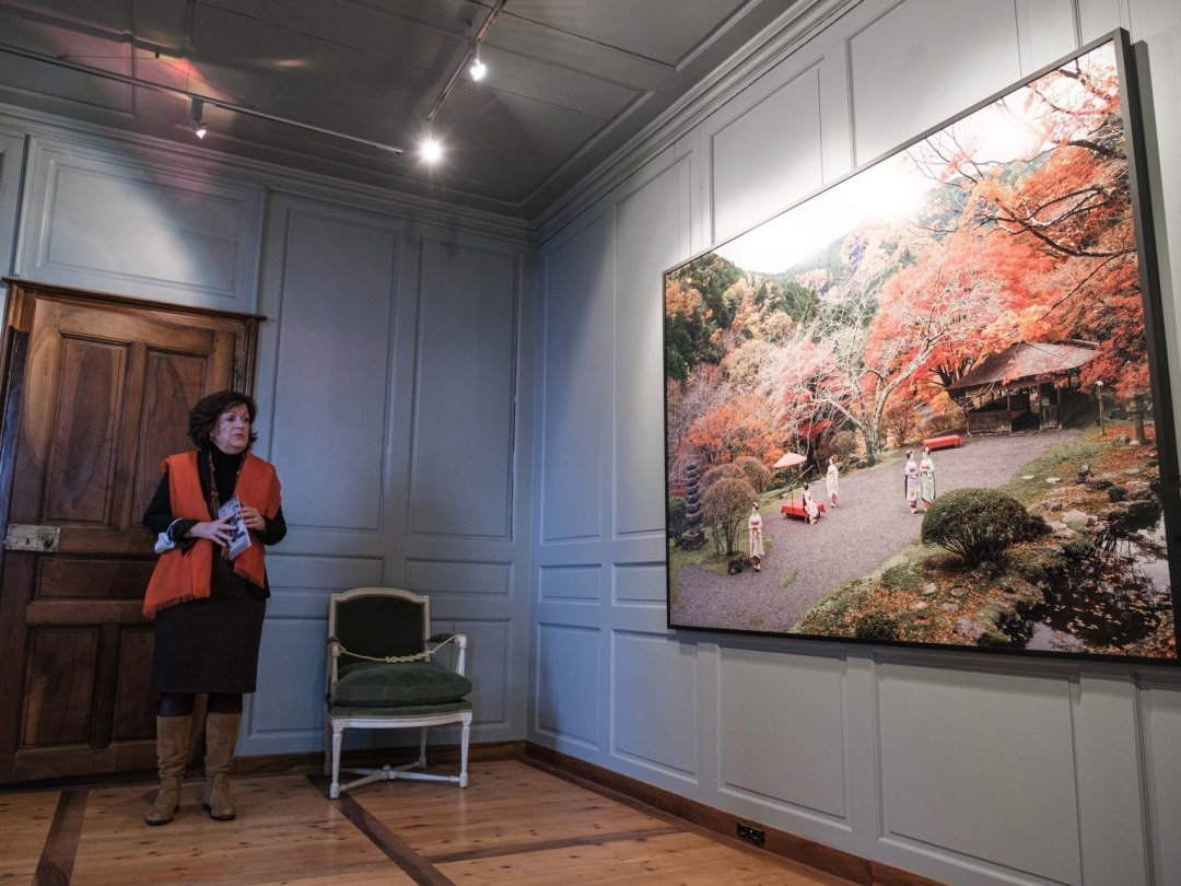 Catherine Othenin-Girard, conservatrice de la collection d'art de la BCV, devant une photo d'Anoush Abrar.