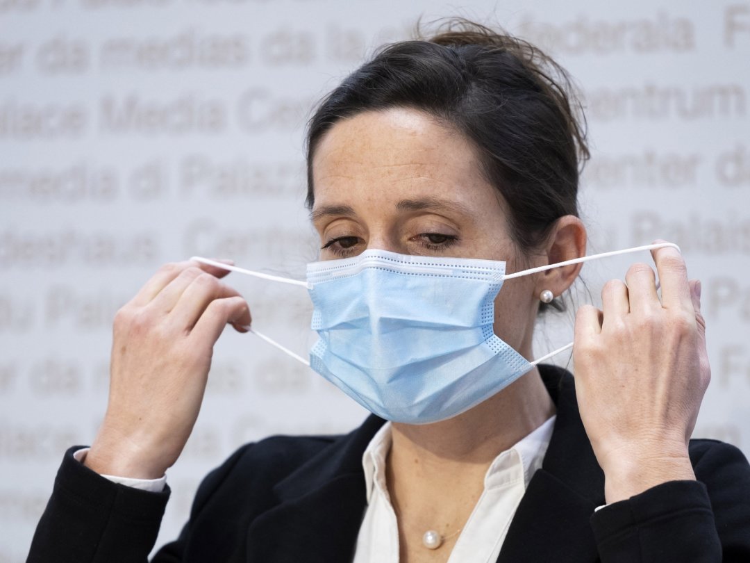 Tanja Stadler, présidente de la National COVID-19 Science Task Force, retire son masque lors d’une conférence de presse sur la situation actuelle du coronavirus, le mardi 28 décembre 2021 à Berne.