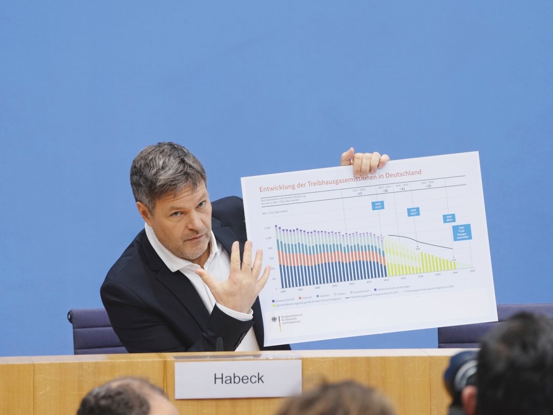 Le ministre allemand de l’économie et du climat Robert Habeck montre l’évolution des émissions de gaz à effet de serre en Allemagne.