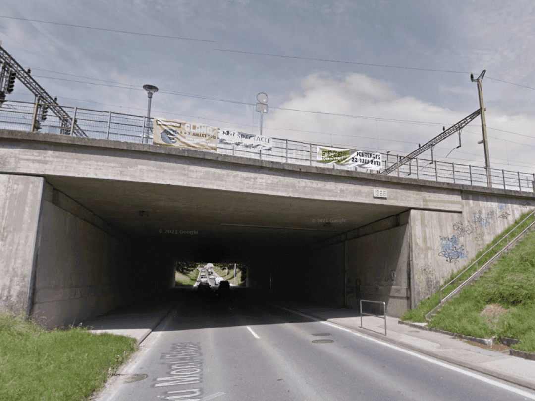 Le pont sur l'avenue du Mont-Blanc,  à Gland, a déjà été touché par des poids lourds.