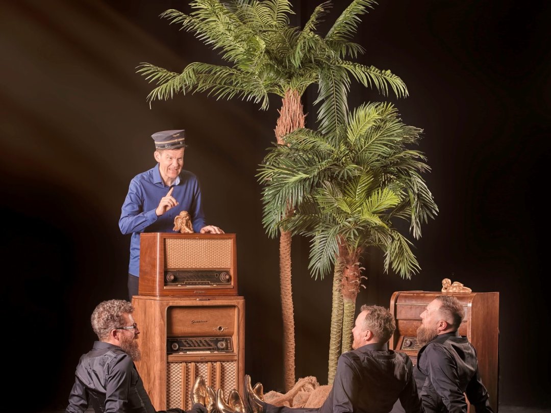 Marc Donnet-Monay (debout) et les Petits chanteurs à la gueule de bois. Un mélange drôle et détonnant!