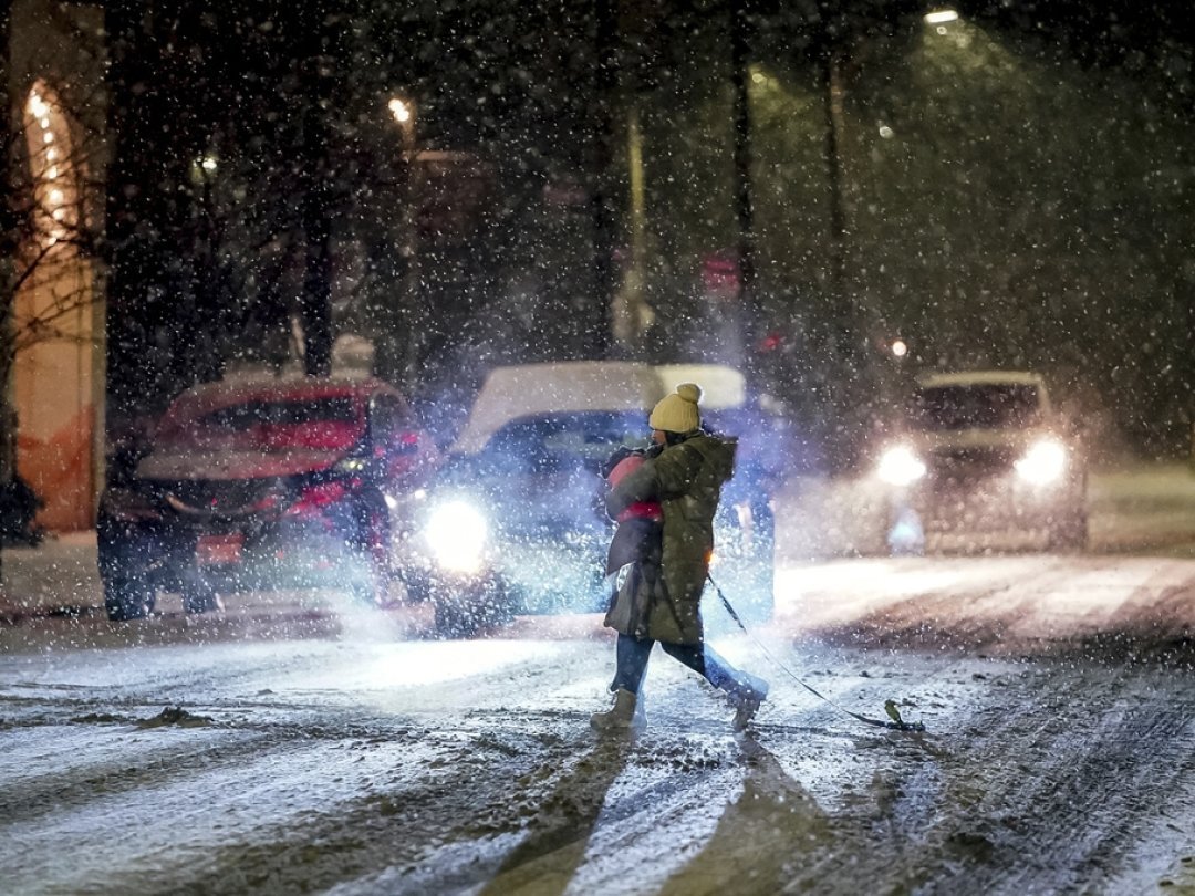 Des chutes de neige importantes, des vents violents et des pluies verglaçantes s'abattent sur l'Est des Etats-Unis.