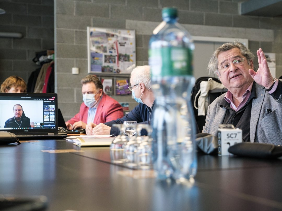 Pierre-Alain Schmidt, syndic de Mies, a présidé la conférence de presse dans la buvette des Rojalets, à deux pas de là où devrait sortir de terre la futur piscine-patinoire.