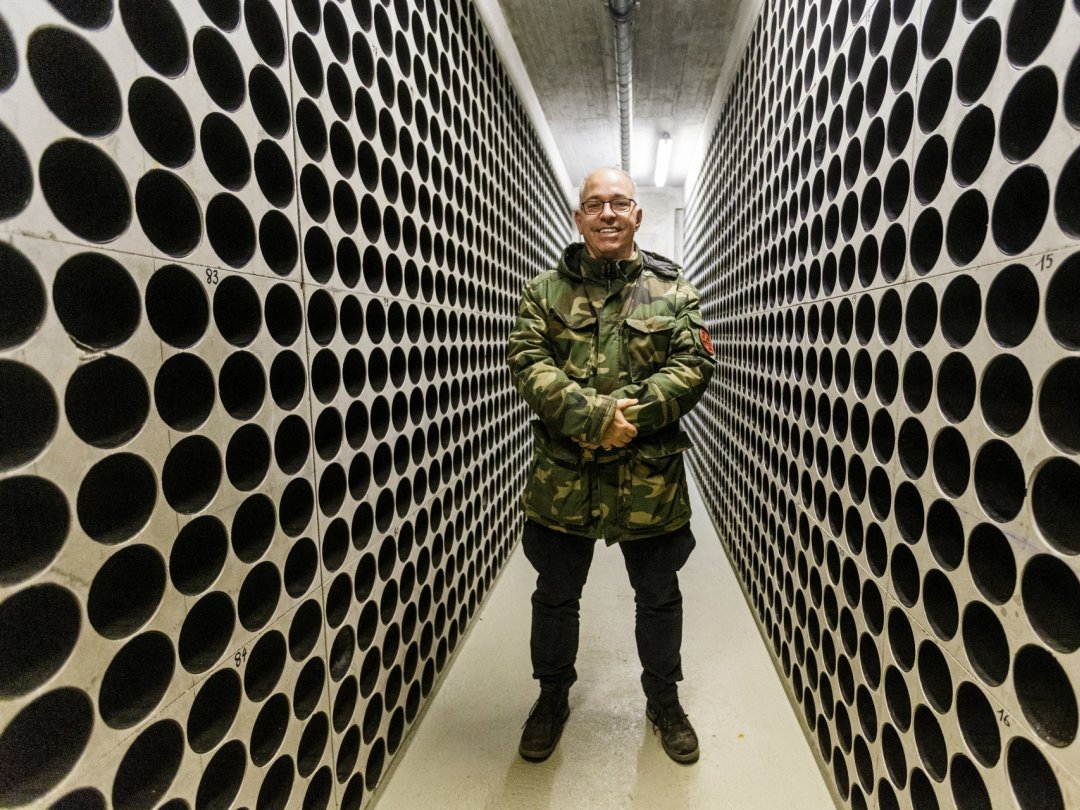 Stéphane Jayet au centre de "l'obouteiller", contraction d'obus et de bouteiller. Le bunker pourrait servir à abriter des crus du Pays du bon vin.