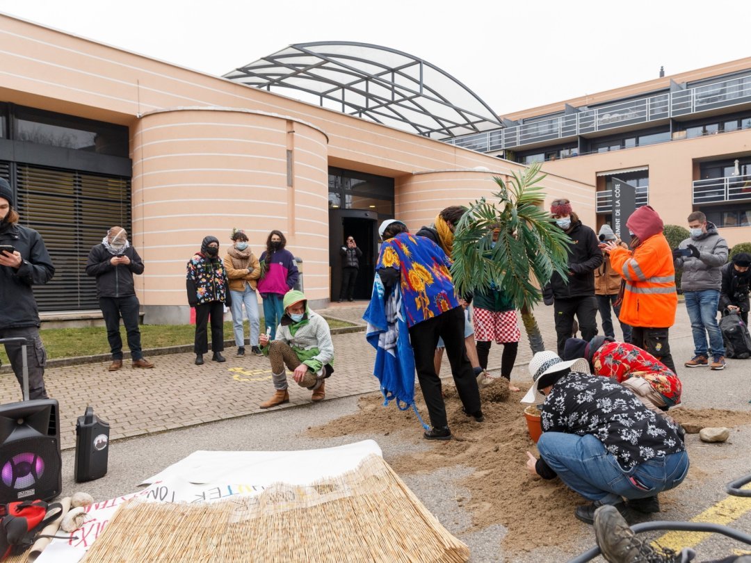 Devant les pavés du Tribunal d'arrondissement, la plage. Les sympathisants des zadistes jugés à Nyon ont manifesté leur soutien, puis leur joie à l'annonce des verdicts plus cléments que les peines requises par le Ministère public.