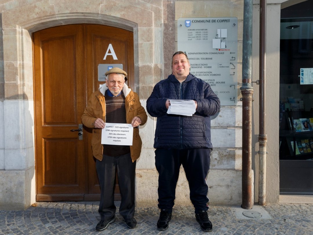 Martin Steib et Philippe Wegmüller ont remis, ce mardi, 515 signatures contre la hausse d'impôt. La votation pourrait avoir lieu le 15 mai prochain.