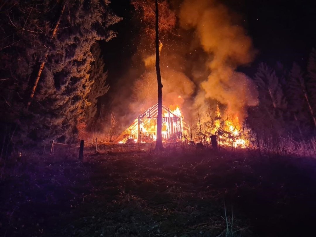 Le chalet a été entièrement détruit par les flammes.