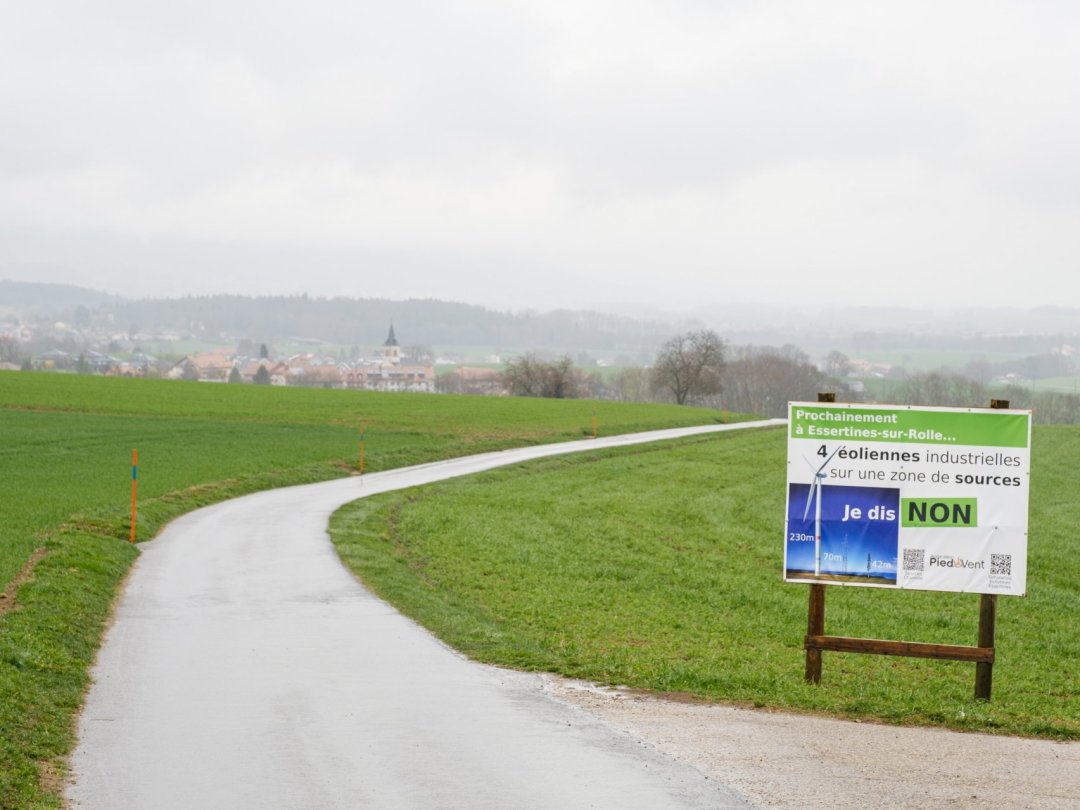 Le passage par les urnes fait partie de l'arsenal des anti-éoliens pour tuer dans l'œuf les projets en développement. Ici un panneau à cheval sur les communes d'Essertines-sur-Rolle et Saint-Oyens (en arrière-plan).