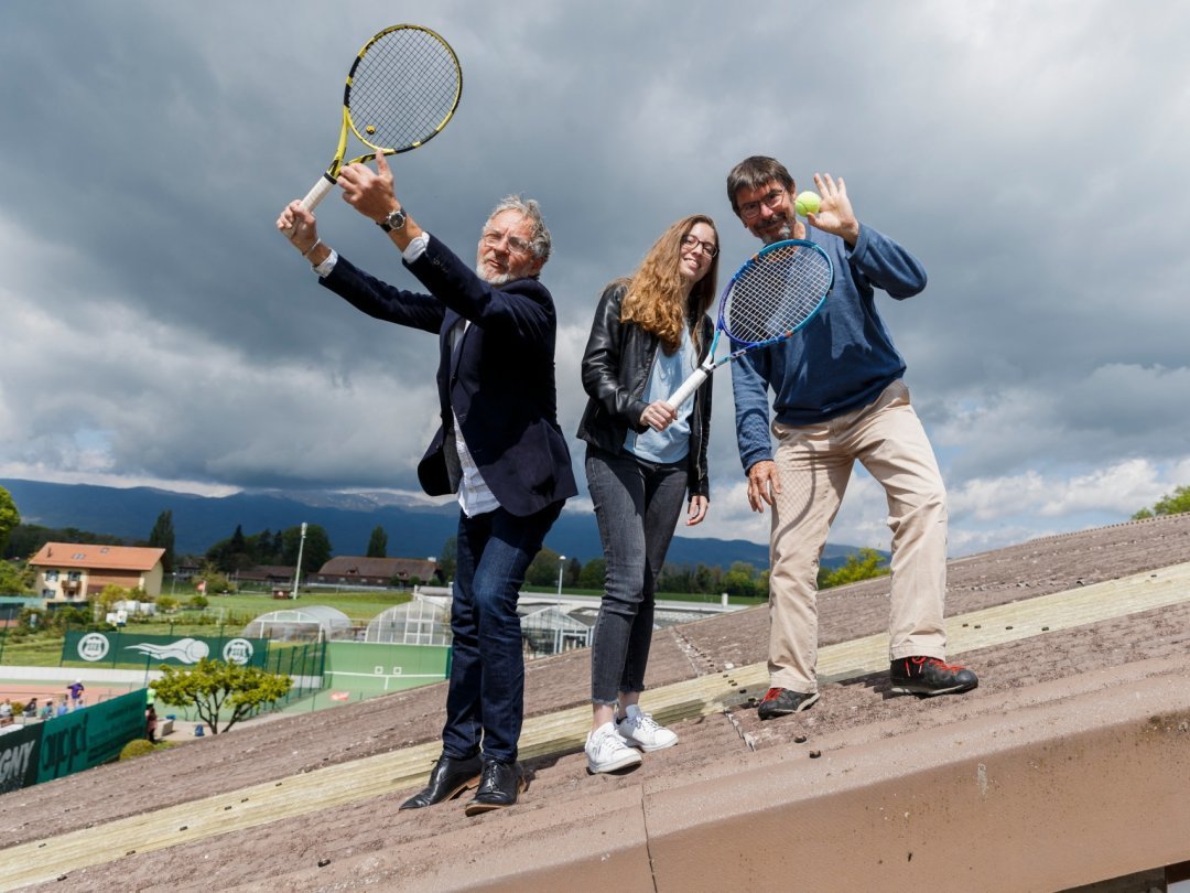 Pierre-Alain Dupuis, président, Mélissa Cosandier, chargée de communication et Jacques Prodoliet, responsable des infrastructures, posent sur la halle qui devrait accueillir les panneaux solaires.