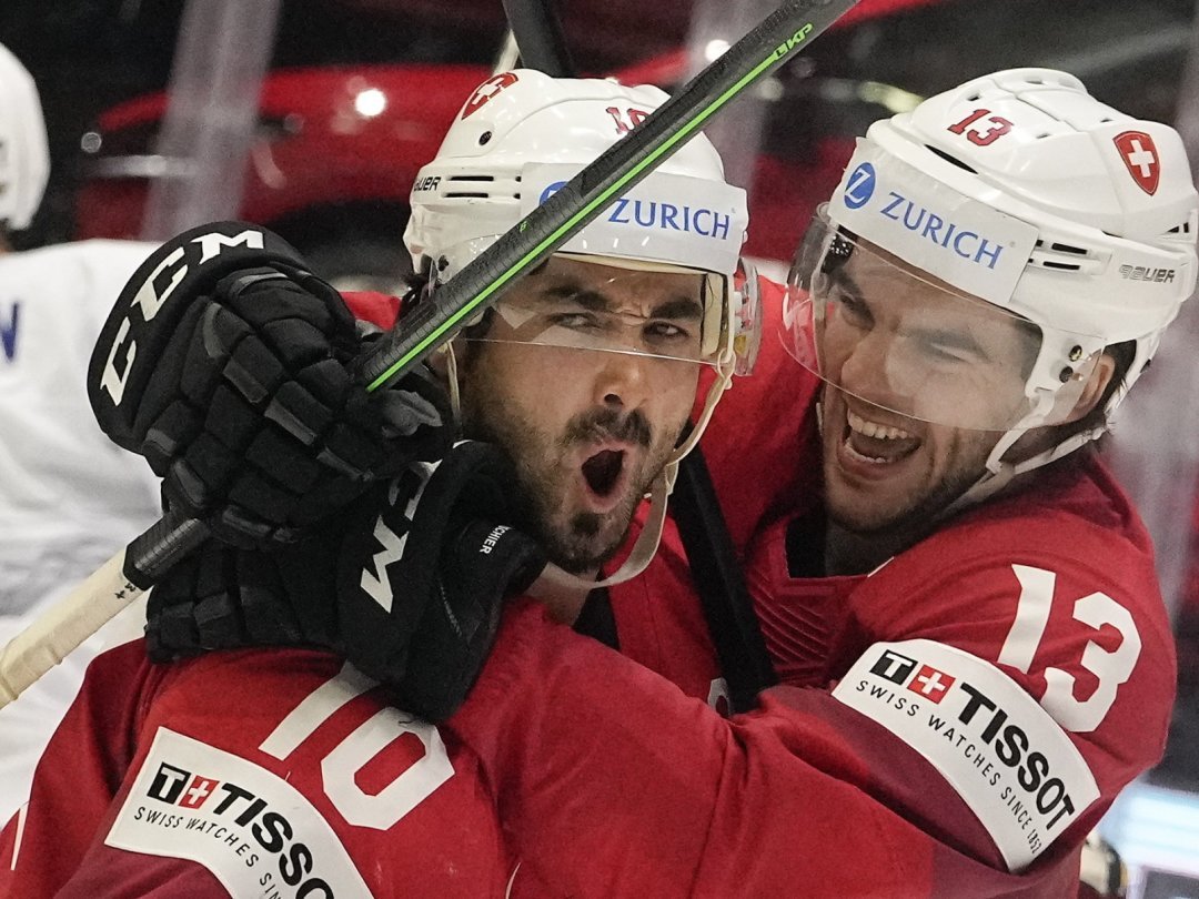 Nico Hischier (à droite) congratule Andres Ambühl: une attitude qui en dit long sur son état d'esprit.